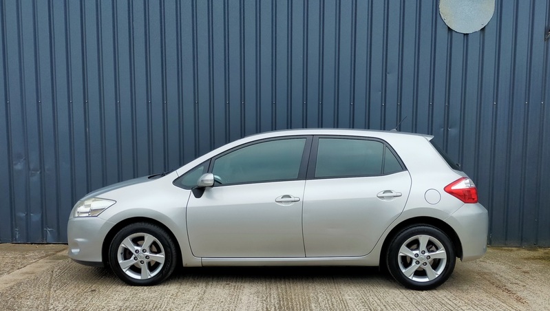 TOYOTA AURIS