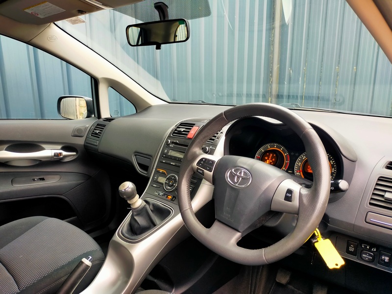 TOYOTA AURIS