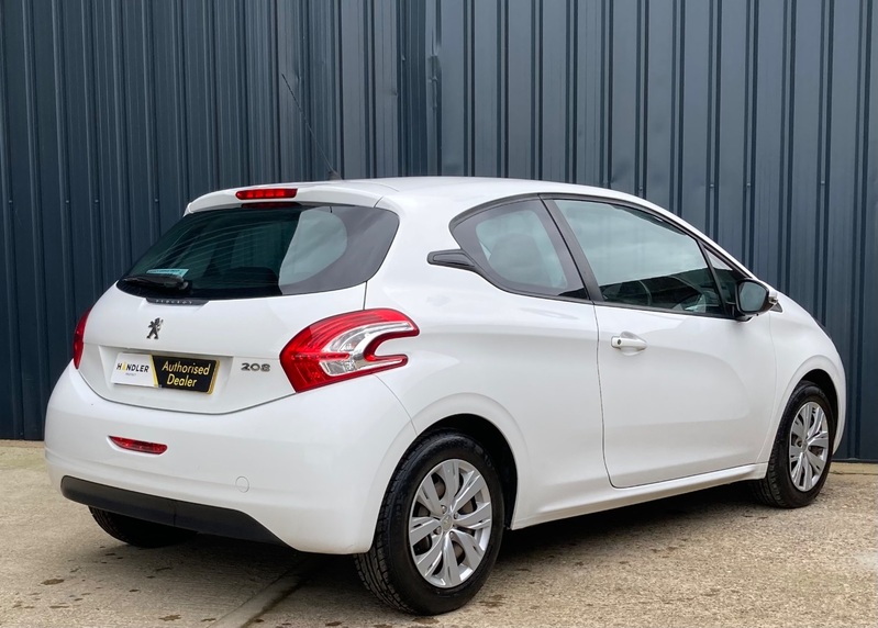 PEUGEOT 208